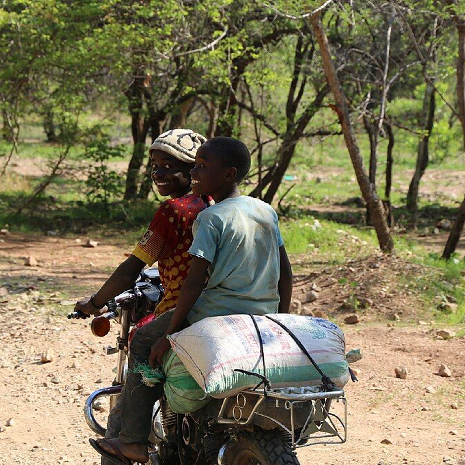 Boys transport minerals in Tansania. Image by Shahir Chundra 2015.