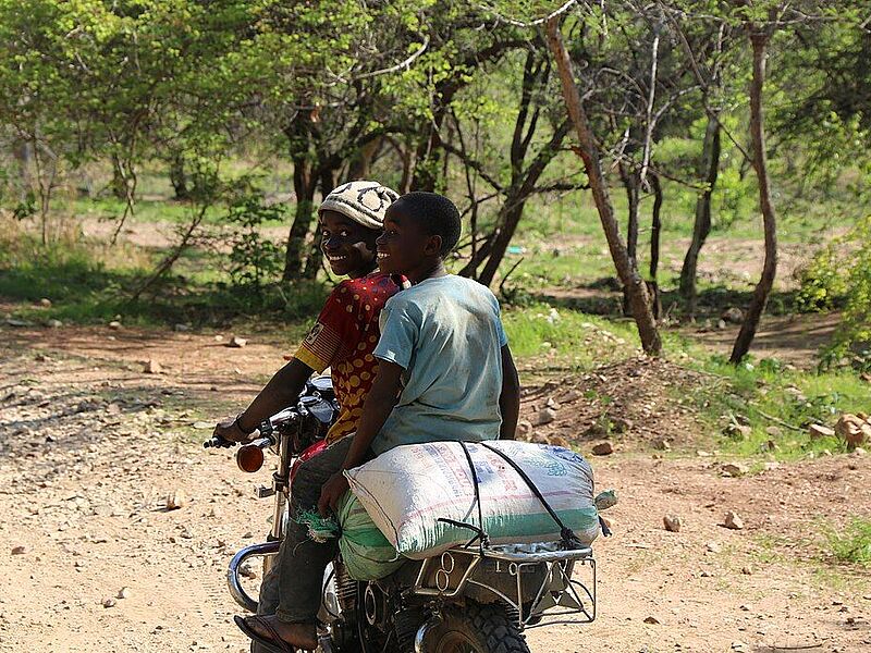 Boys transport minerals in Tansania. Image by Shahir Chundra 2015.