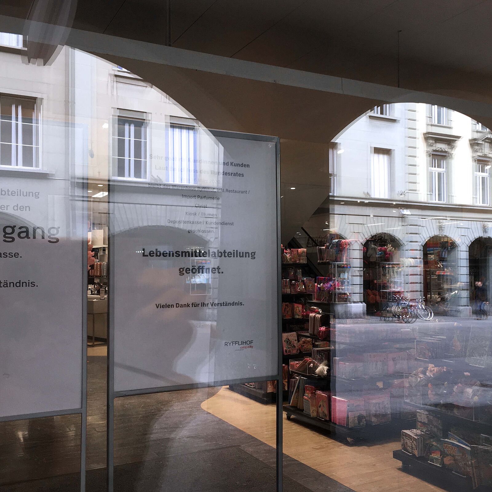 Schaufenster in Bern nachdem wegen Corona alle Geschäfter geschlossen wurden.